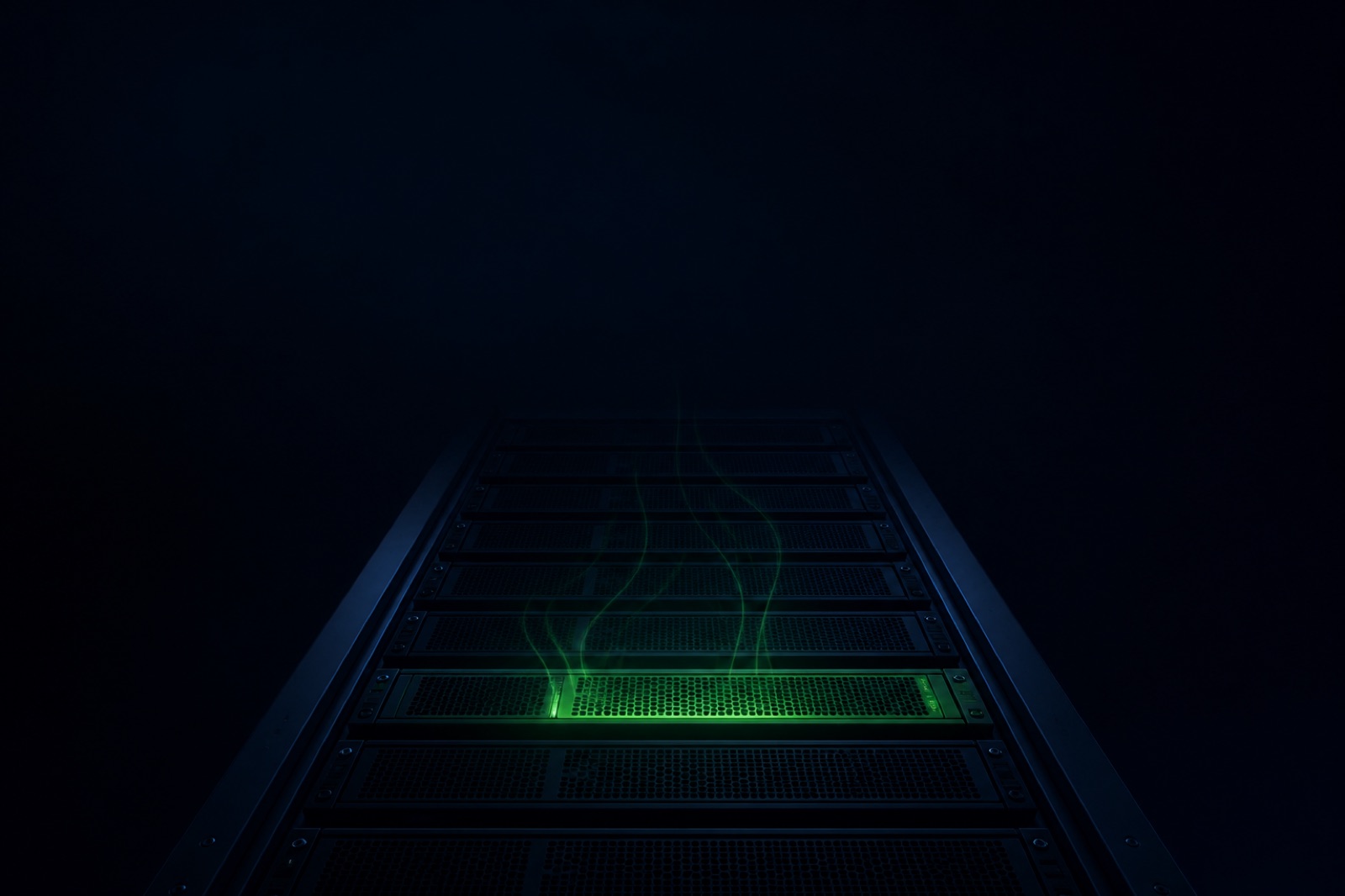 Auszug aus einer docker-compose.yml mit hervorgehobener Restart-Policy, daneben eine docker ps-Ausgabe, die den Container gestoppt zeigt