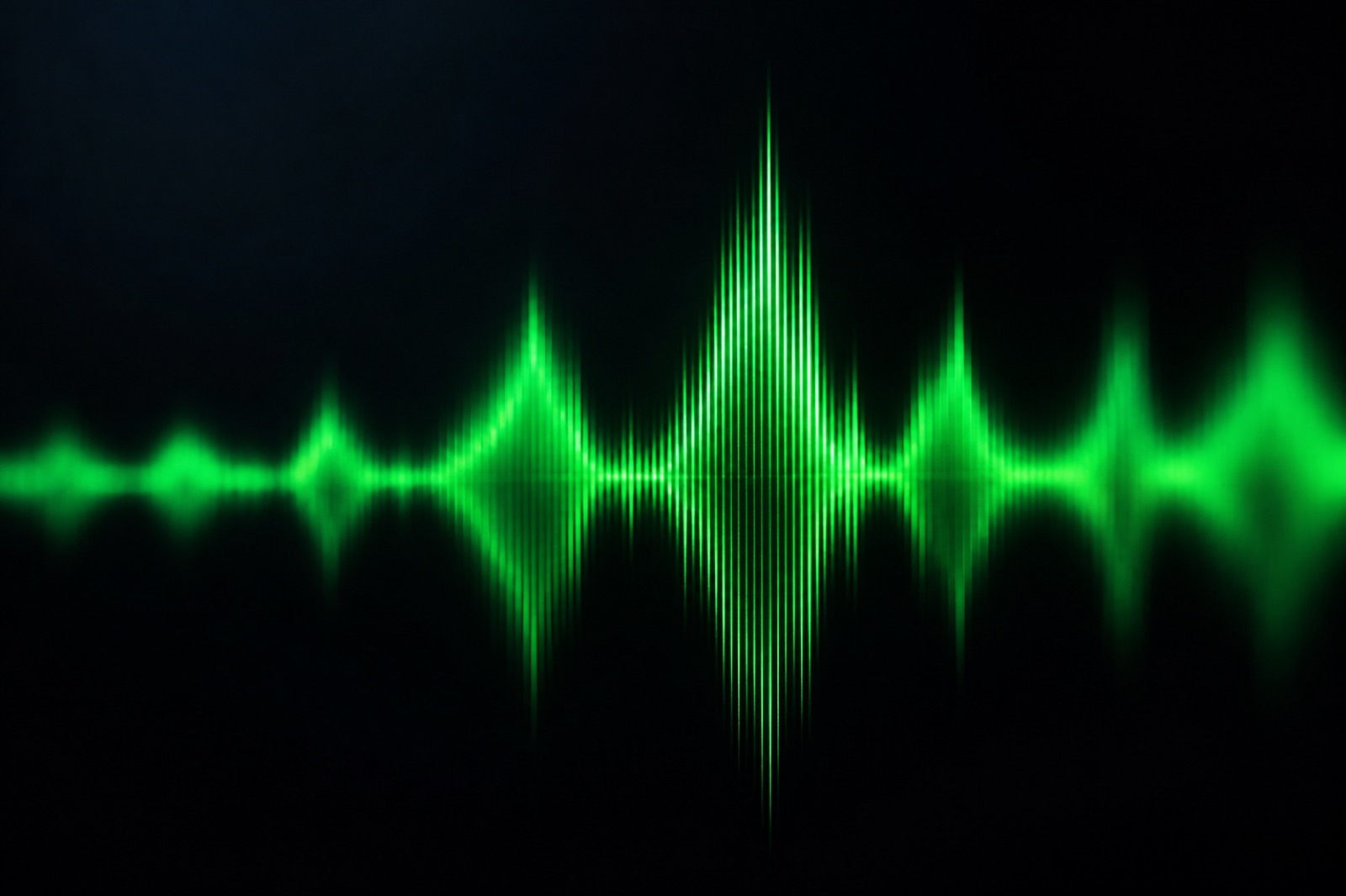 Un primer plano de una forma de onda de audio en verde sobre fondo oscuro, con picos suaves y brillantes que representan audio hablado