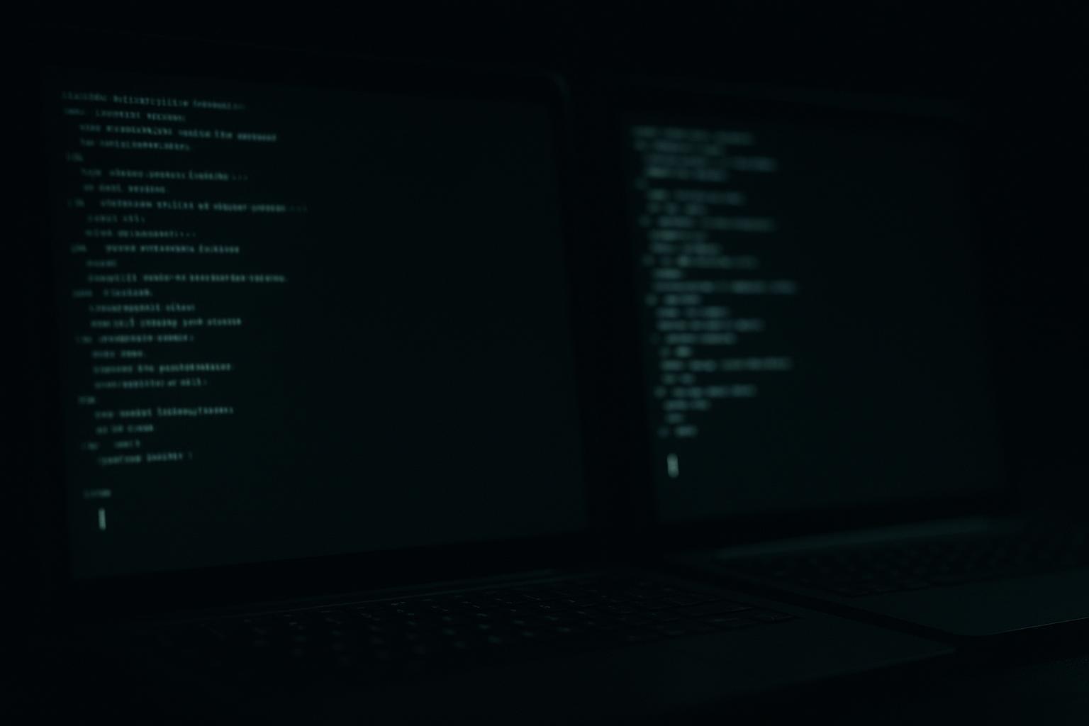 Un terminal divisé montrant les logs du daemon signal-cli à gauche et les logs du gateway Hermes à droite, tous deux connectés via localhost:8080